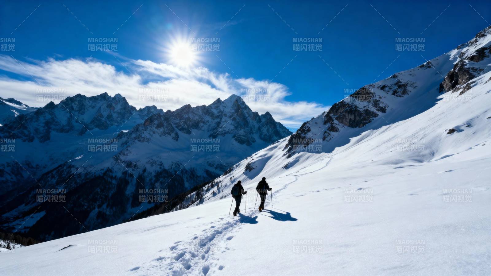 雪山徒步 阳光伴行图片