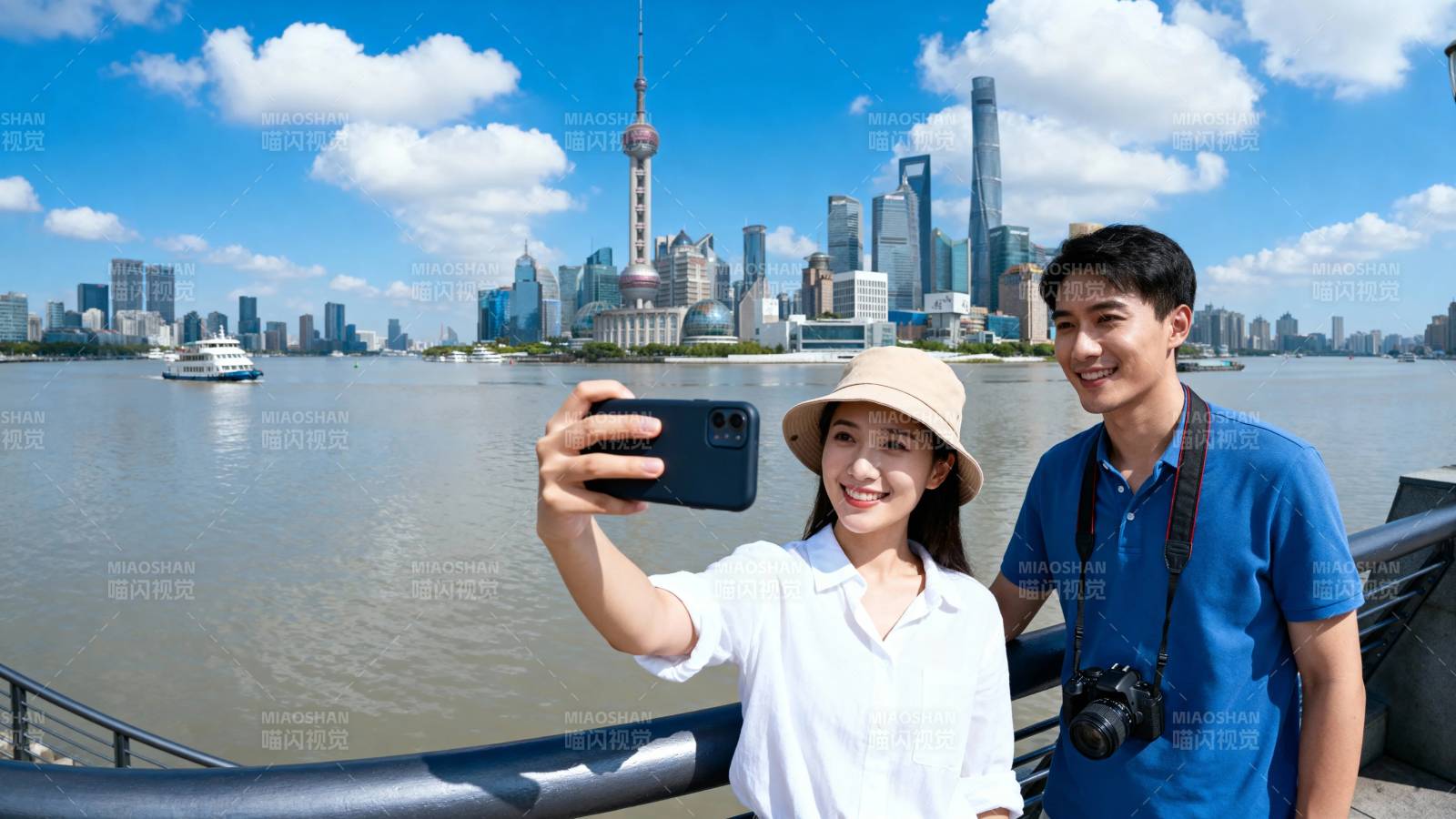 上海外滩情侣自拍留念图片