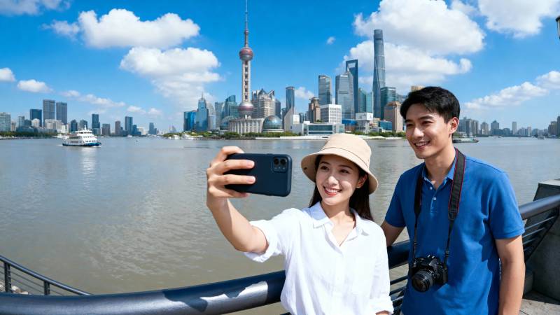 上海外滩情侣自拍留念图片