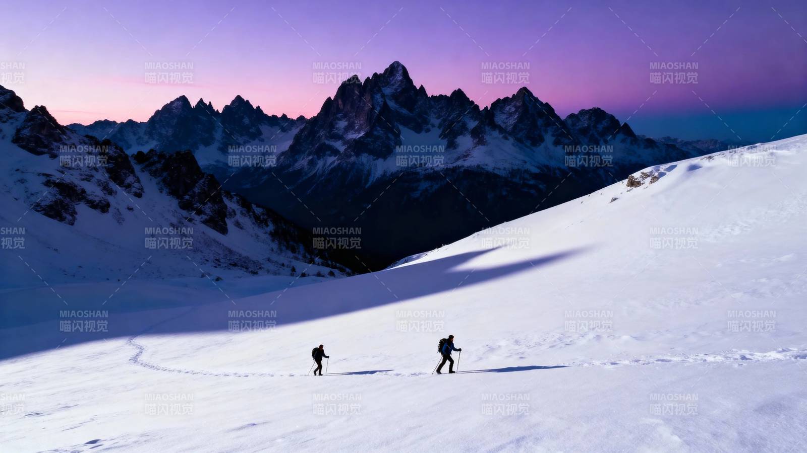 雪山暮色 两人徒步前行图片