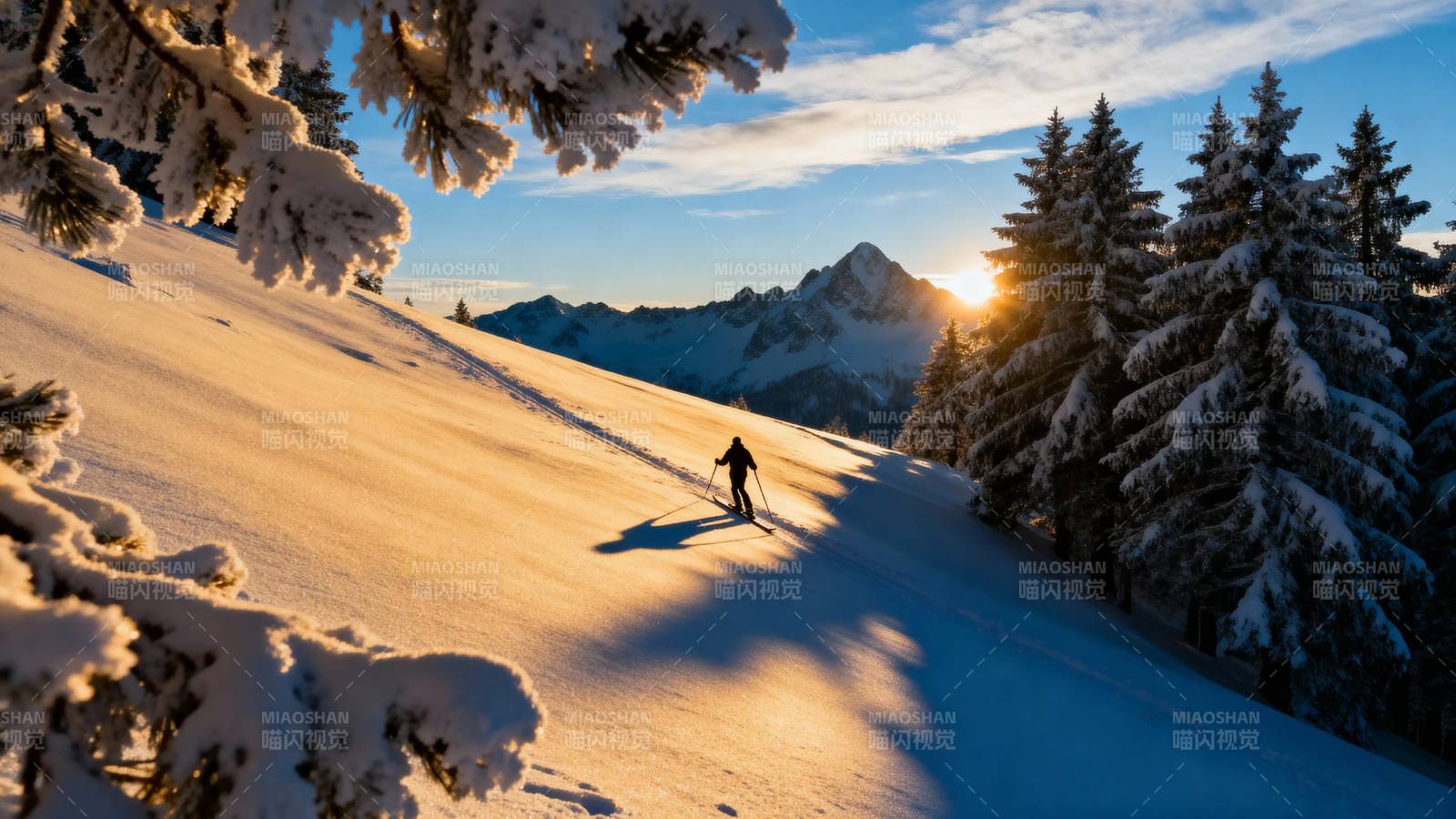 雪坡独行者 夕阳映山巅图片