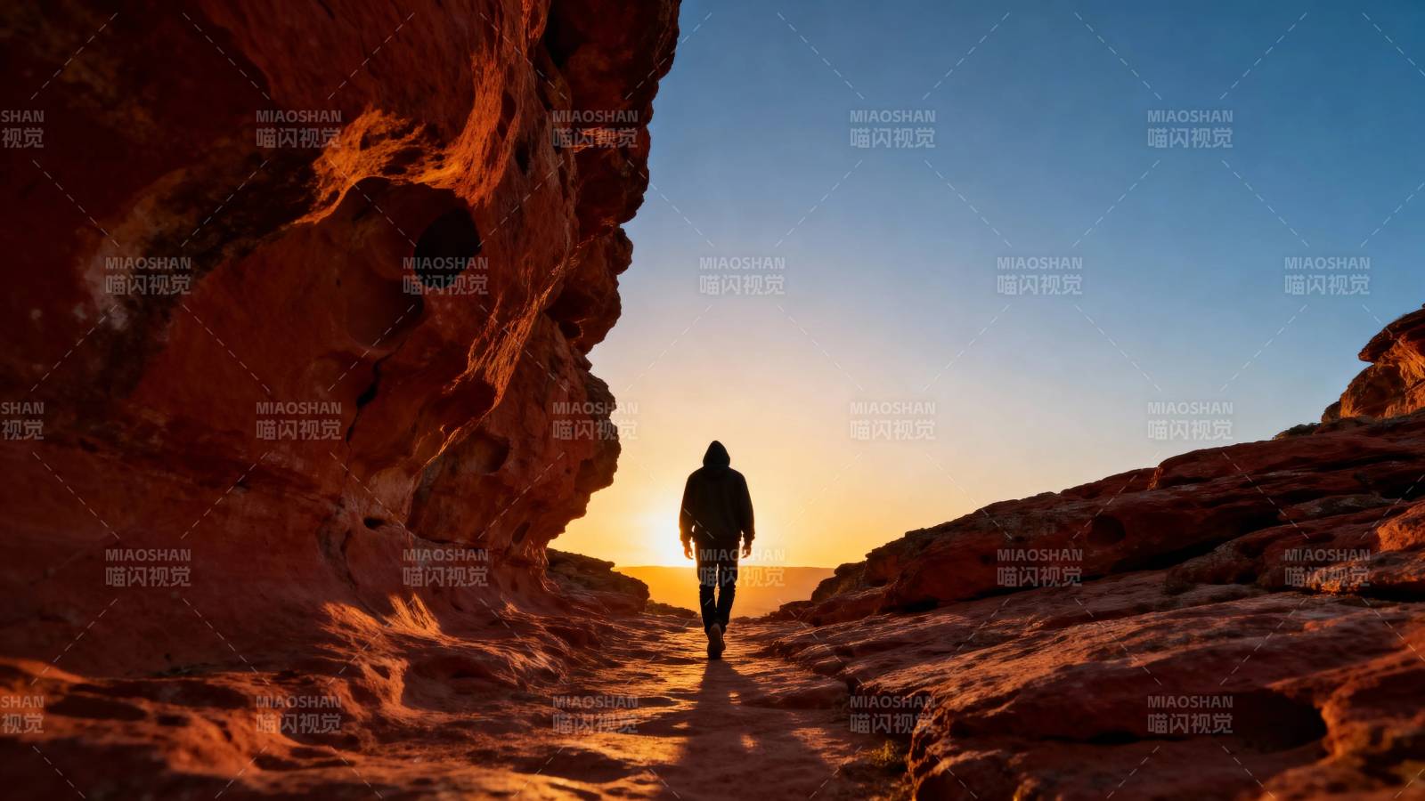 夕阳下 孤影行于红岩峡谷图片
