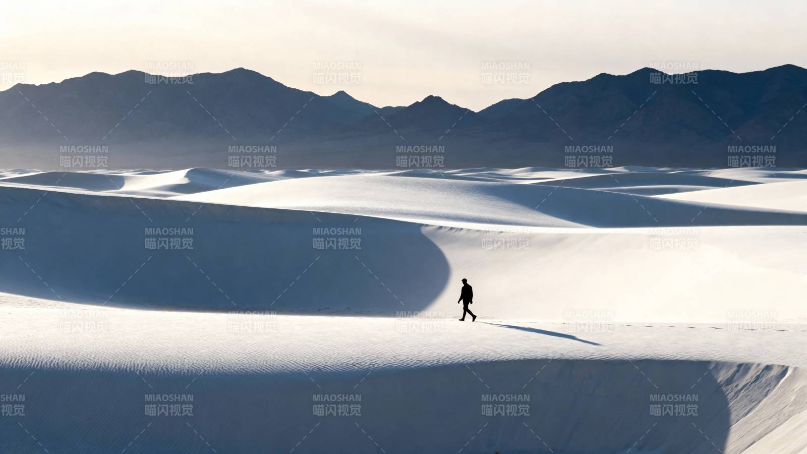 雪原孤影 远山静默图片