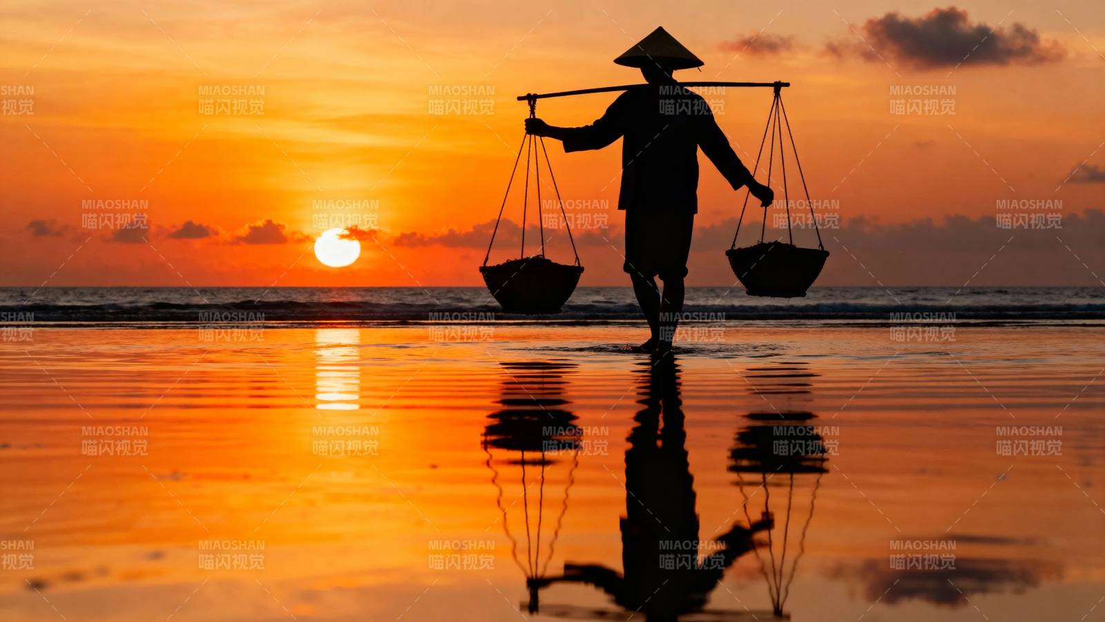 夕阳挑担人 海天共一色图片