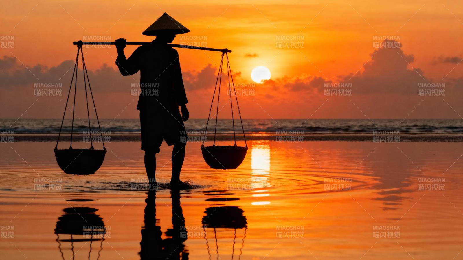 夕阳挑担人 海天共一色图片
