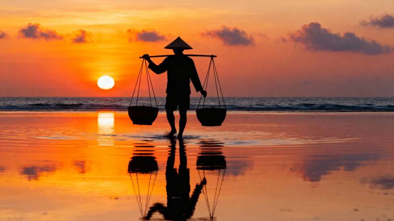夕阳挑担人 海天共一色图片