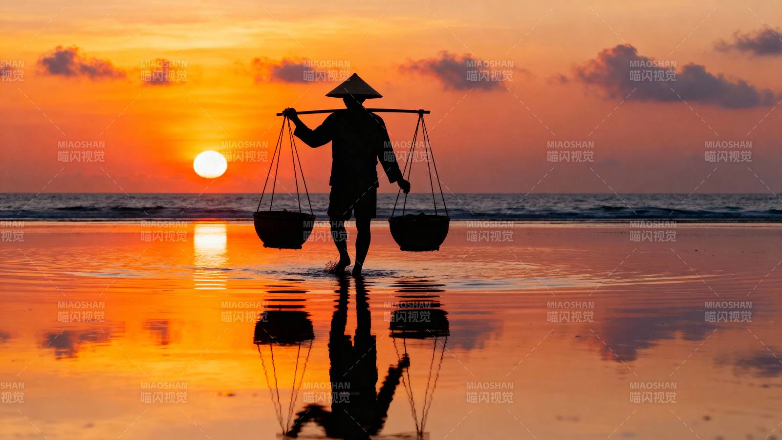 夕阳挑担人 海天共一色图片