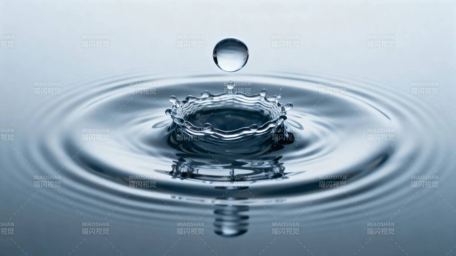水滴落瞬间 涟漪绽放美图片