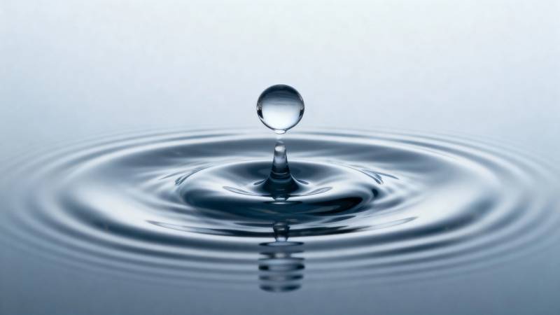 水滴涟漪 静谧瞬间图片