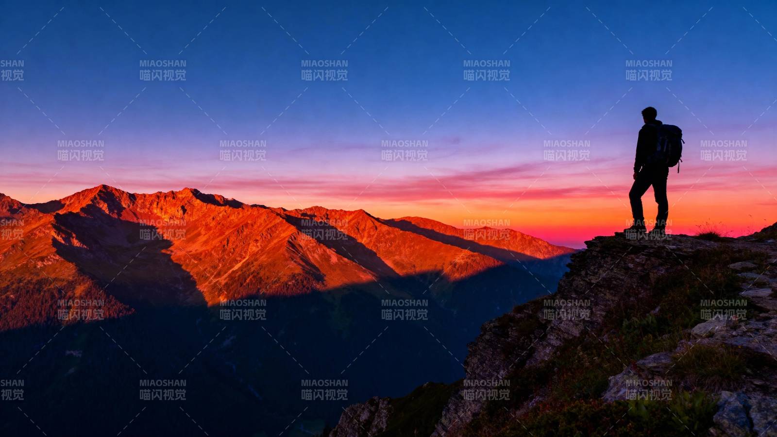 山顶剪影 霞光万丈图片