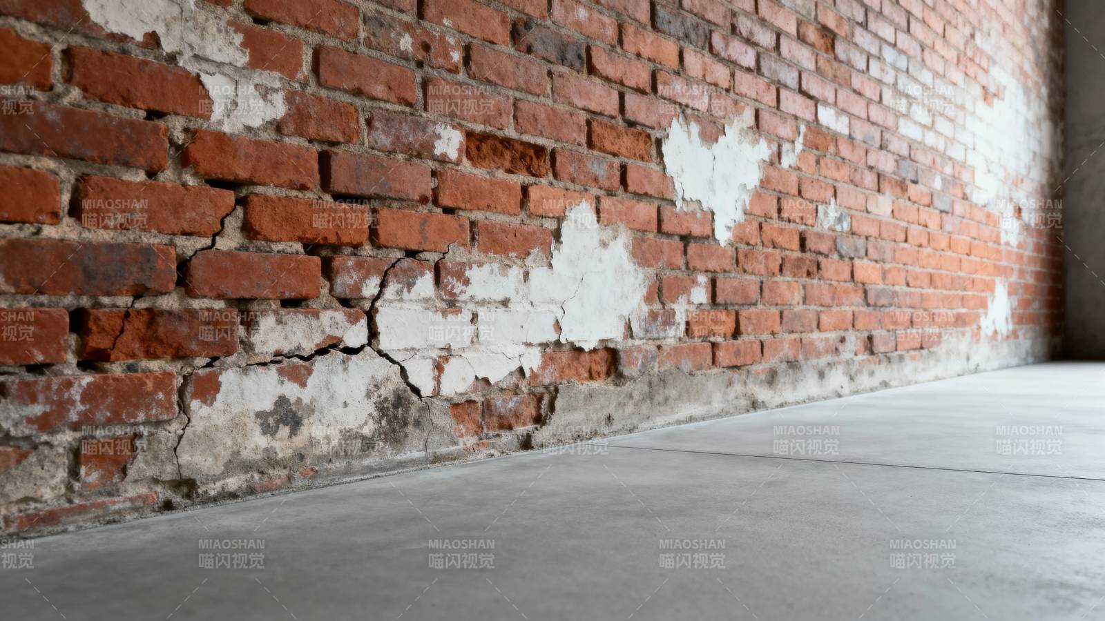 红砖斑驳墙 岁月痕迹深图片