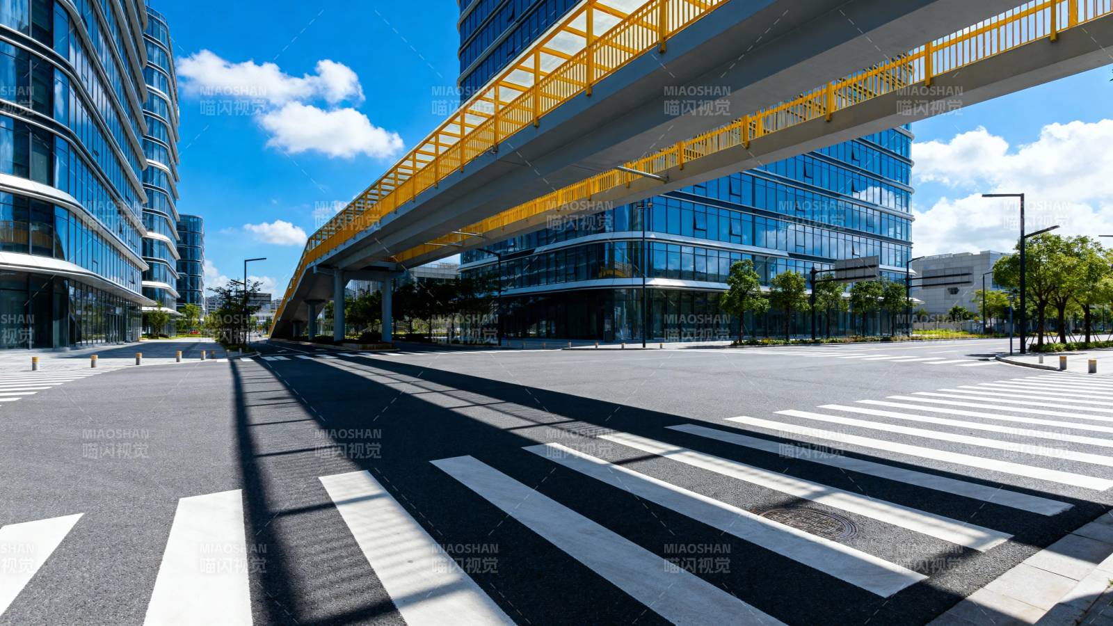 现代都市天桥与玻璃幕墙建筑群图片