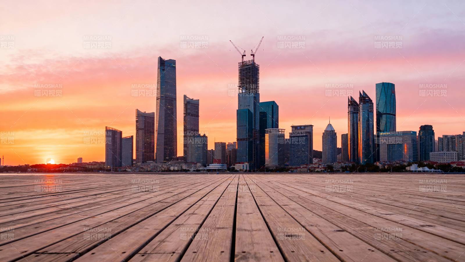 夕阳下的城市天际线图片