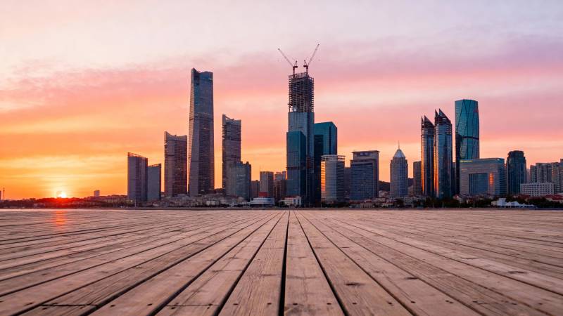 夕阳下的城市天际线图片