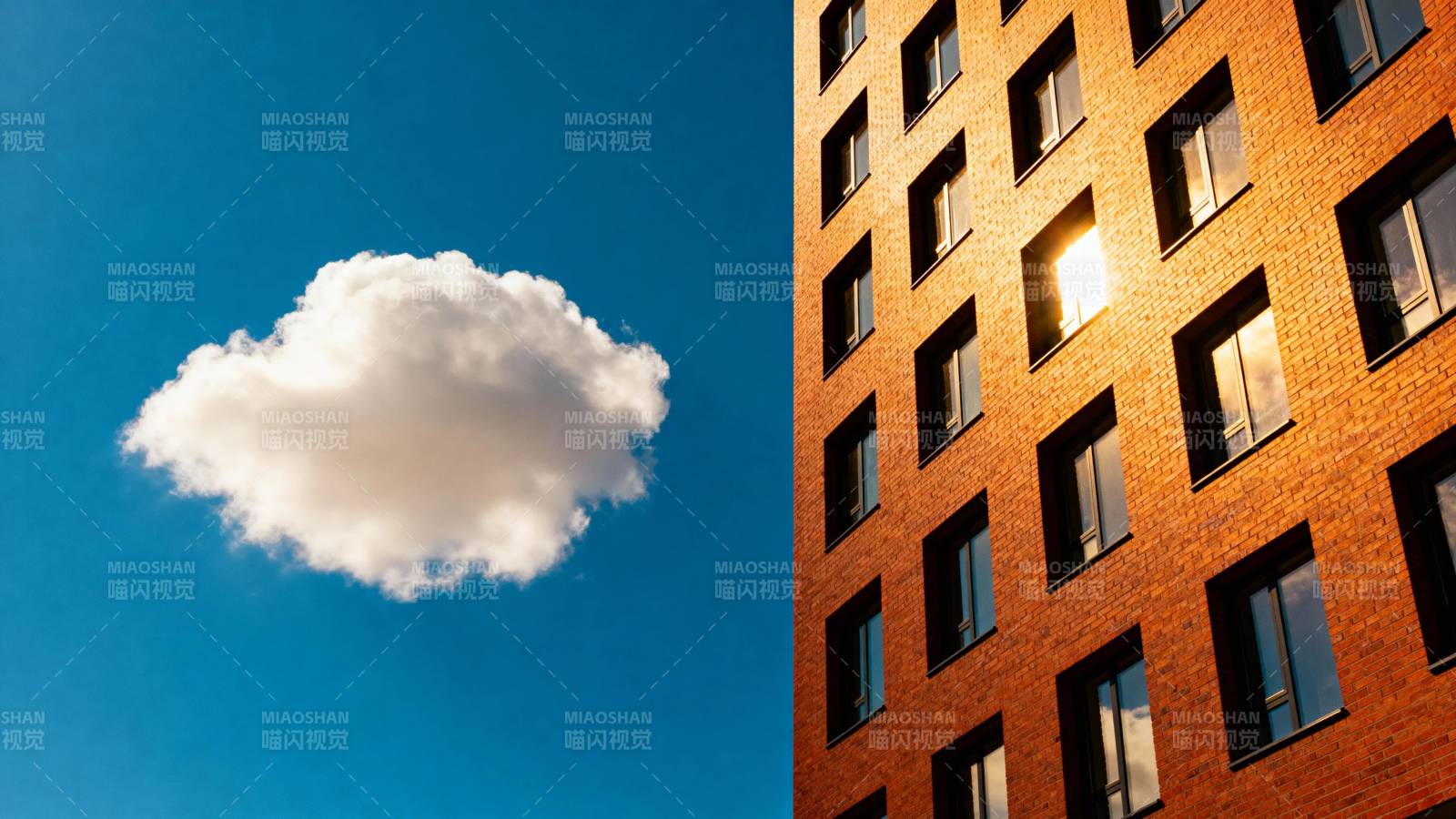 云伴红砖楼 晴空映窗光图片