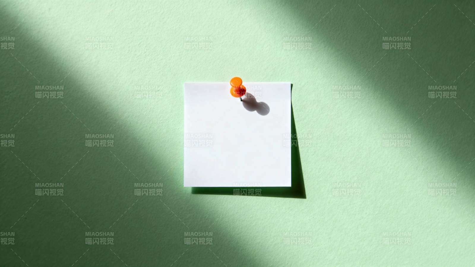绿墙上的便签与光影图片