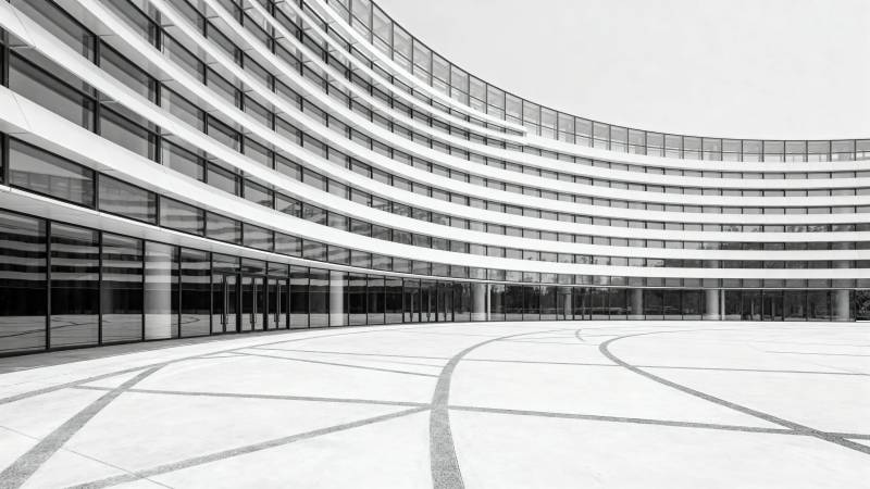 现代弧形建筑庭院黑白照图片