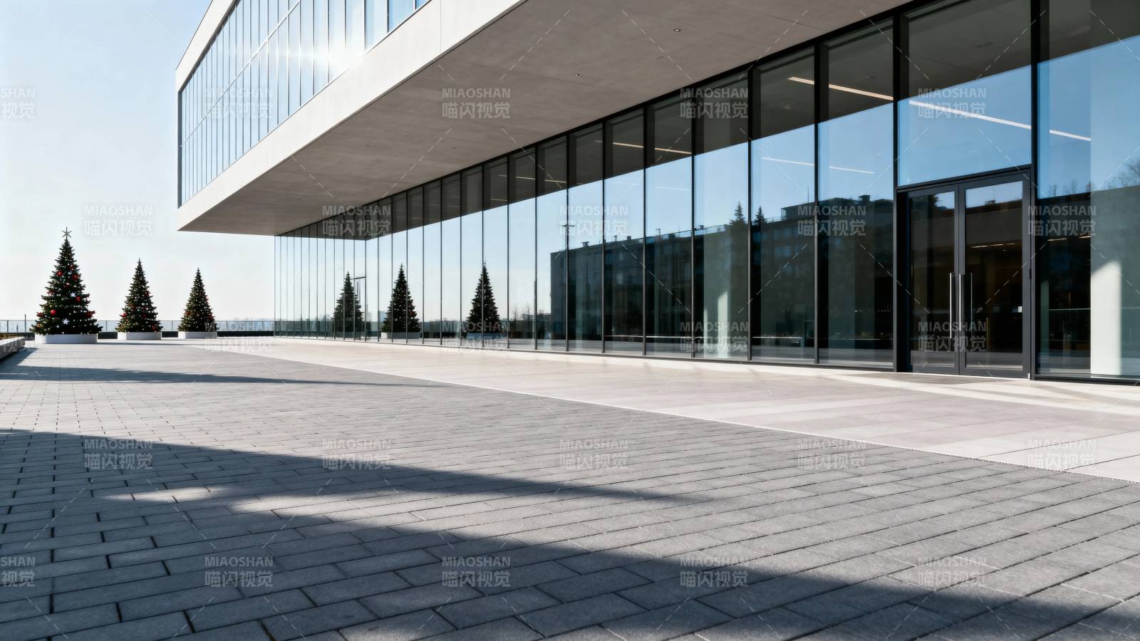 现代玻璃建筑与广场景观图片