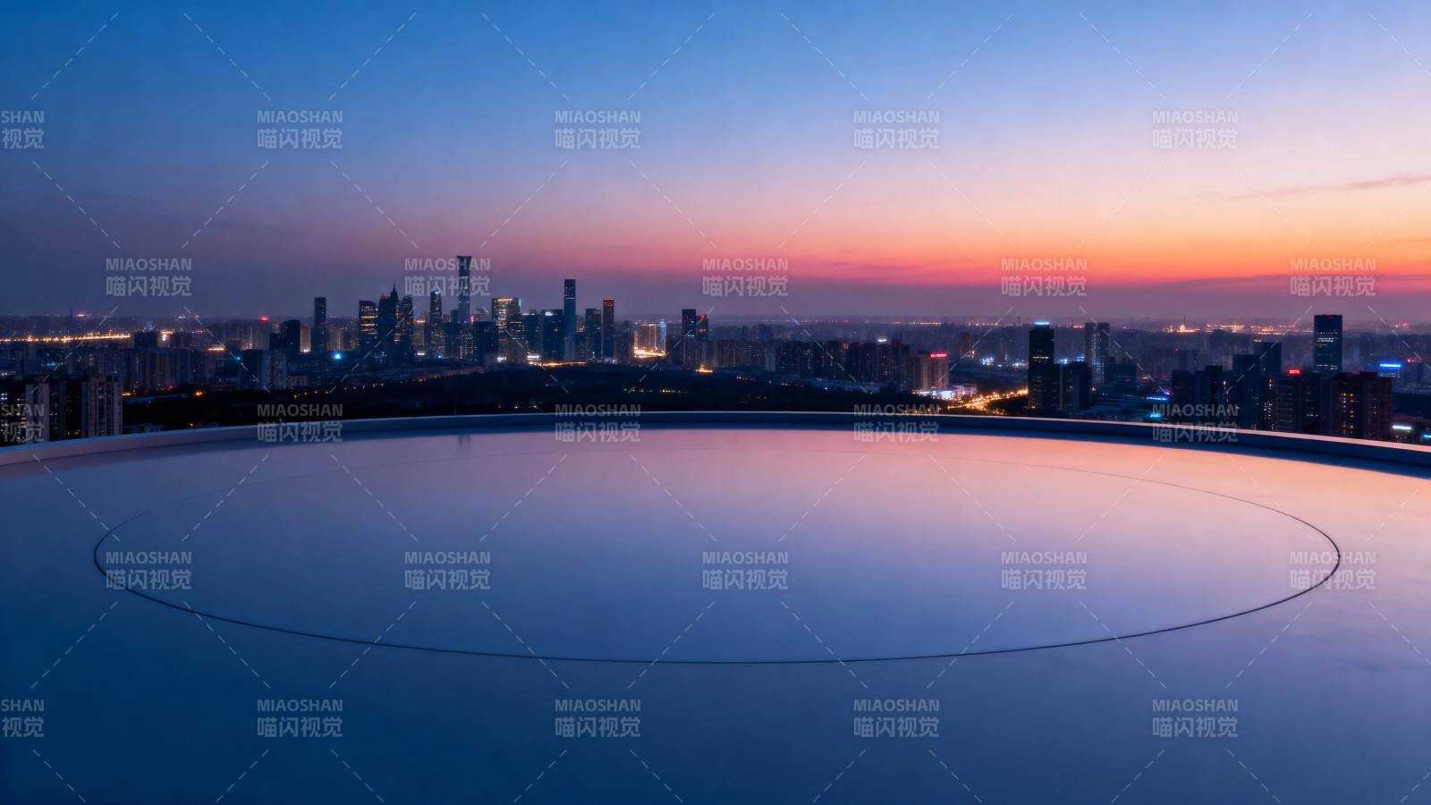 暮色城巅 圆台望天际图片