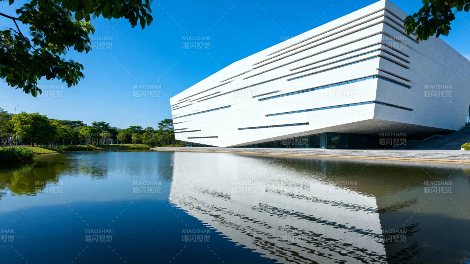 现代建筑映水景图片
