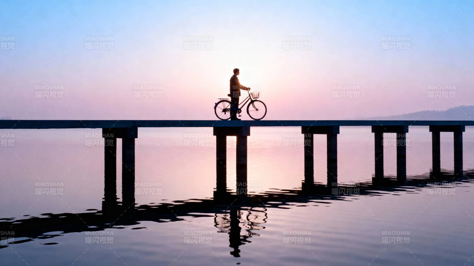 夕阳下 一人一车立桥头图片