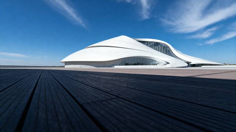 未来感白色建筑 蓝天映衬图片