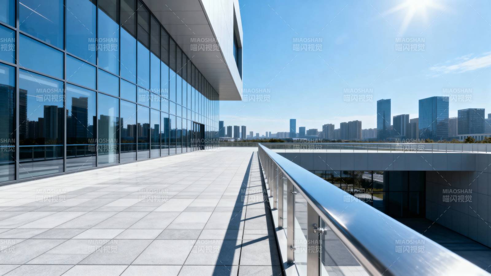 现代玻璃幕墙与城市天际线图片