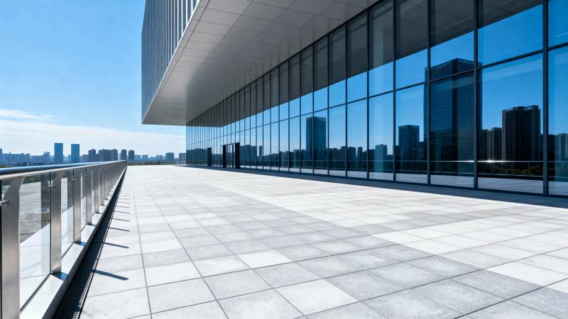现代玻璃幕墙建筑露台图片