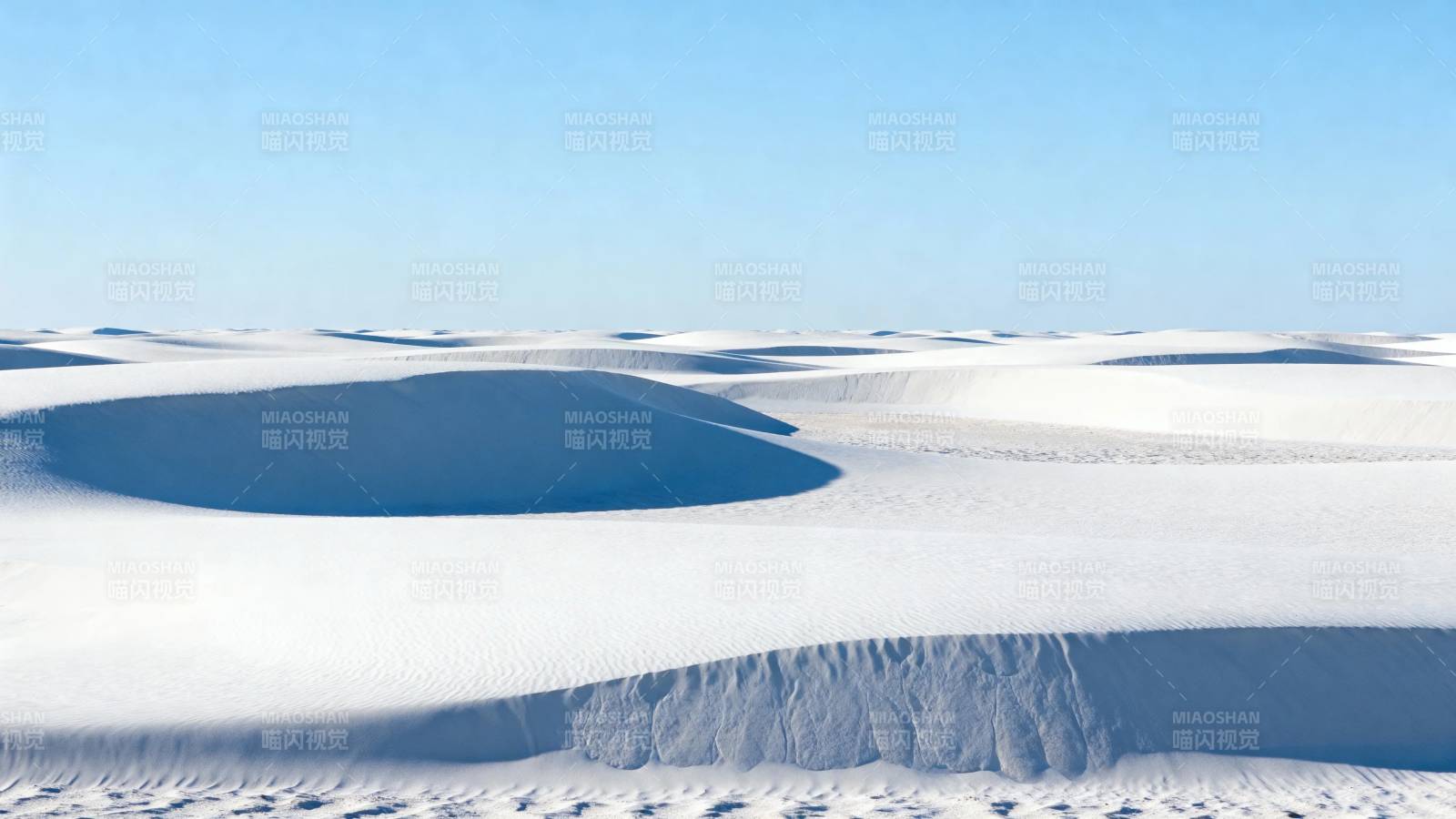 白沙如雪 蓝天无垠图片