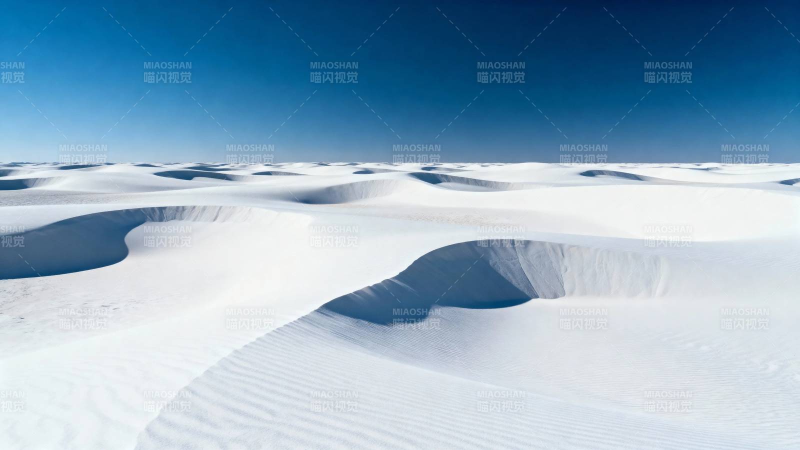 白沙如雪 蓝天无垠图片