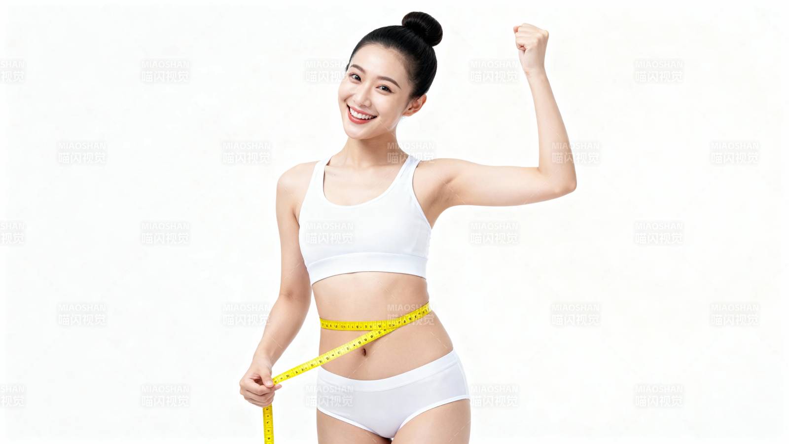 健身女孩量腰围 自信微笑秀成果图片