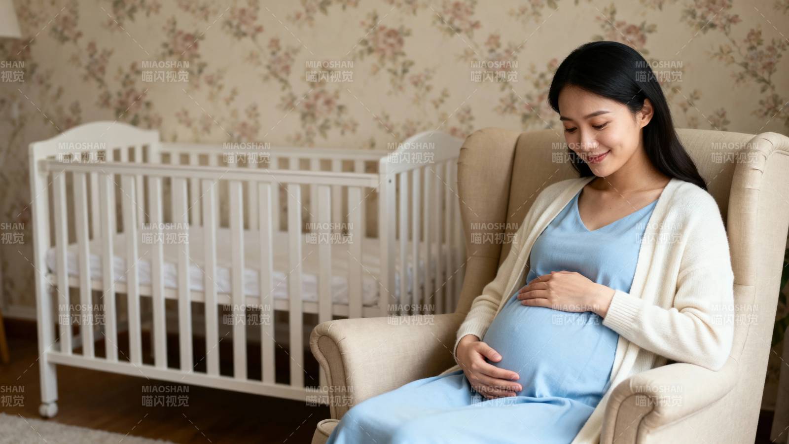 孕妈轻抚孕肚 静待宝宝降临图片