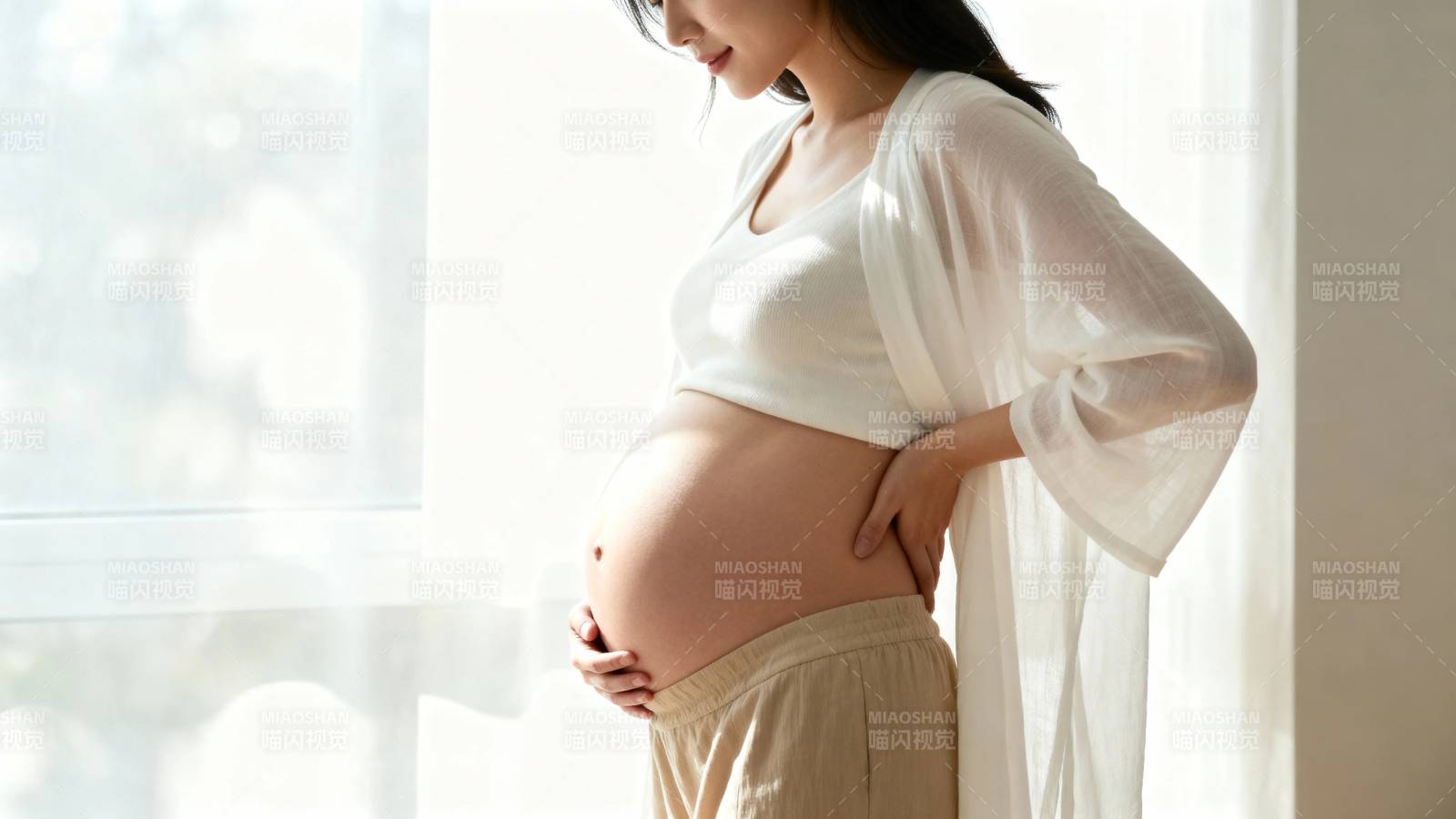 孕妈窗边轻抚 belly 温柔时光图片