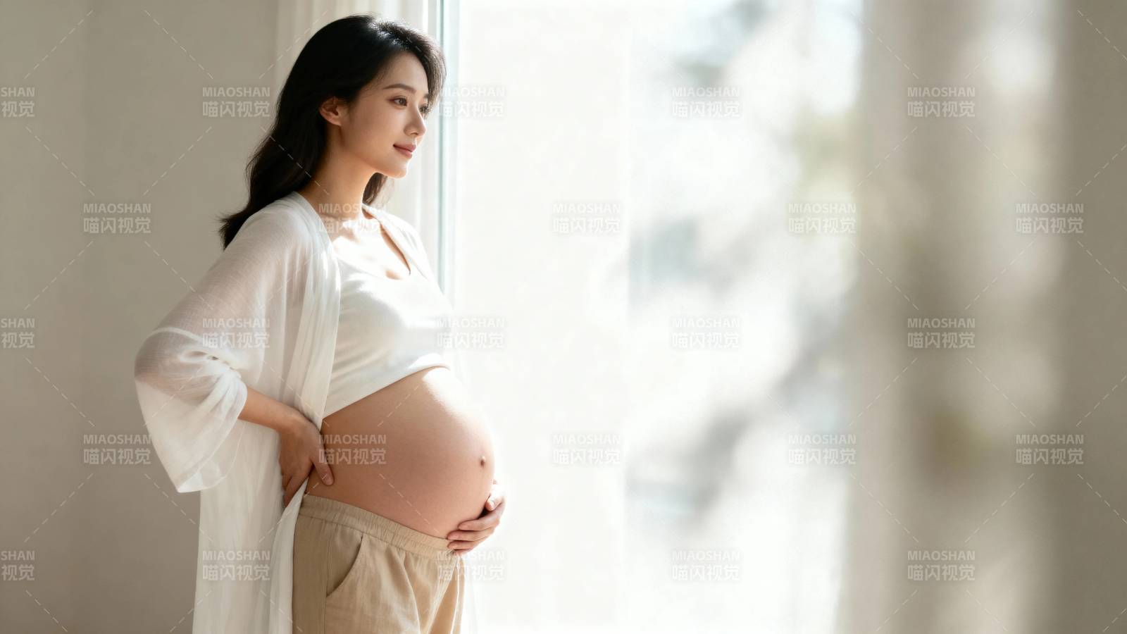 孕妈窗边静望 温柔待产时光图片