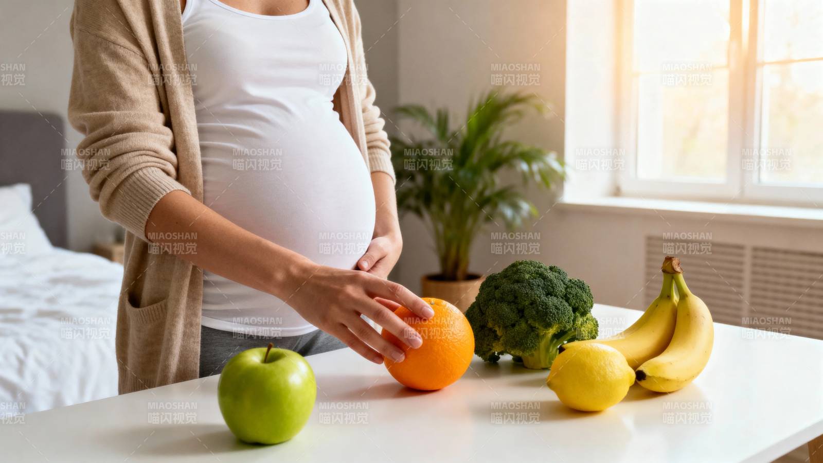 孕妇享用水果 健康孕期生活图片