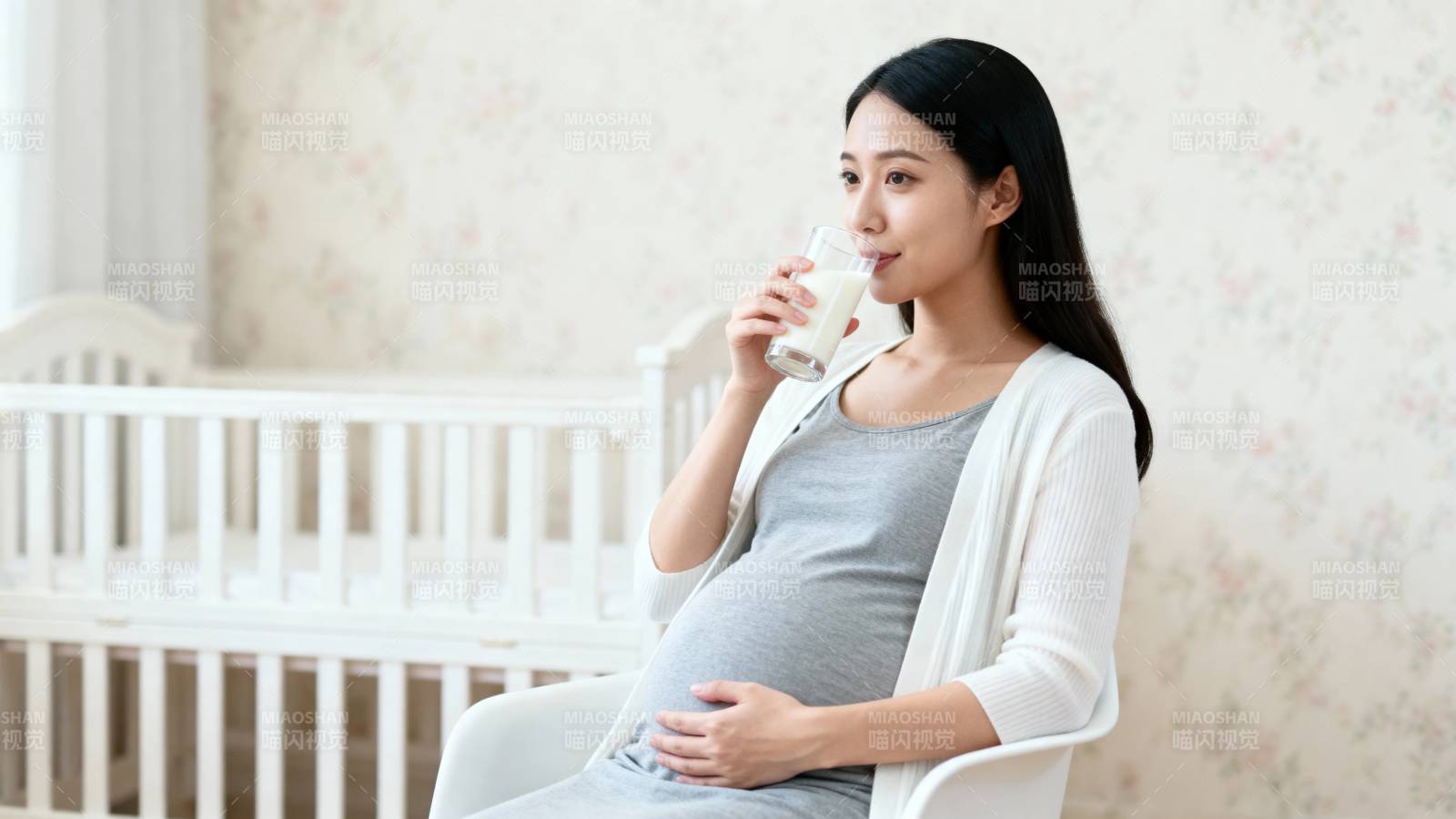 孕妇喝牛奶 安心待产时图片