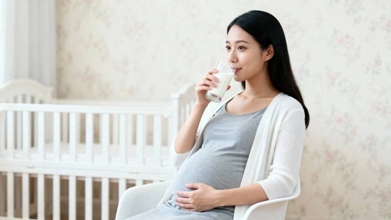 孕妇喝牛奶 安心待产时图片