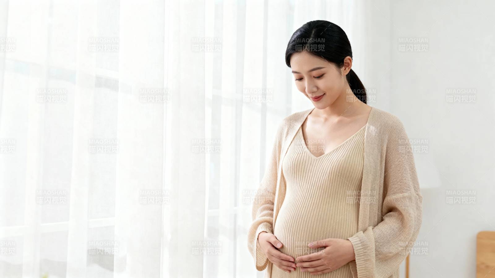 孕妈妈轻抚 belly 温柔待产图片
