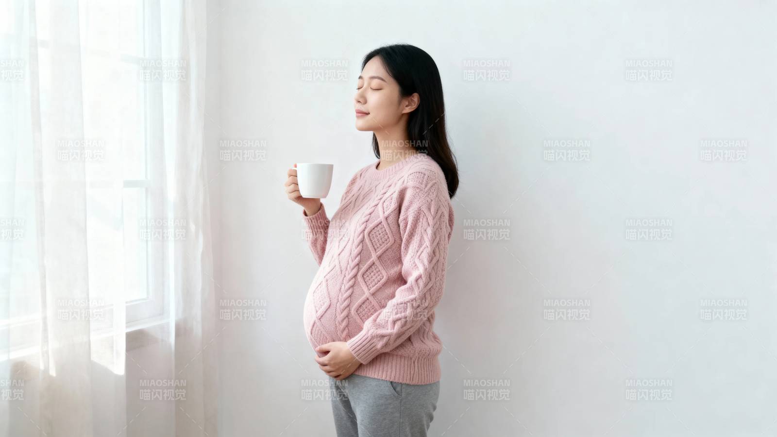 孕妈妈窗边静享暖茶时光图片