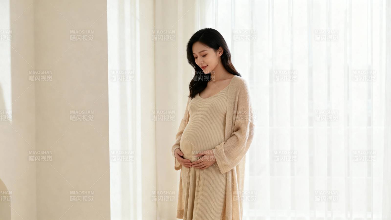 孕妈咪温柔抚腹迎新生图片