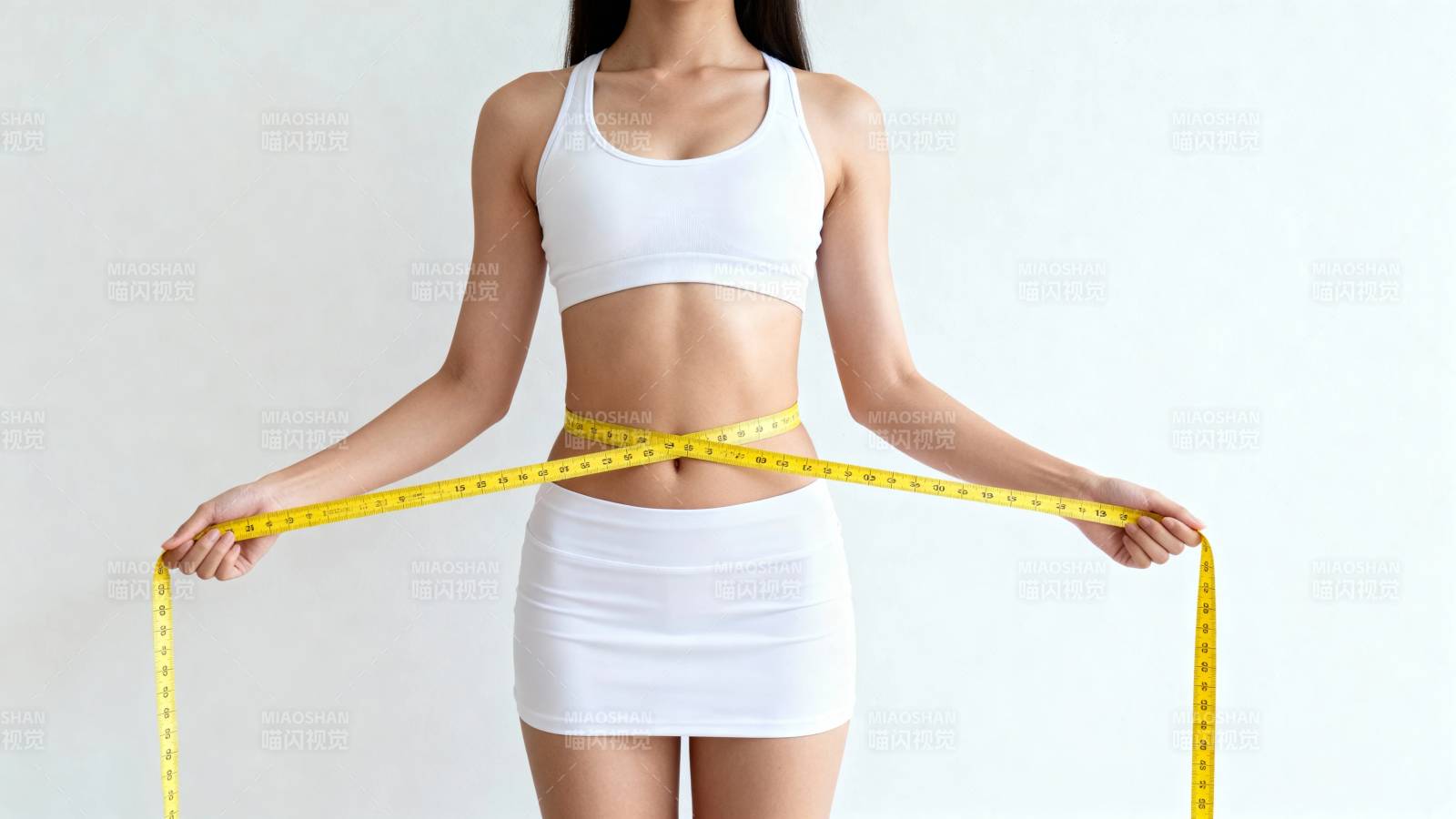 健身女性测量腰围图片