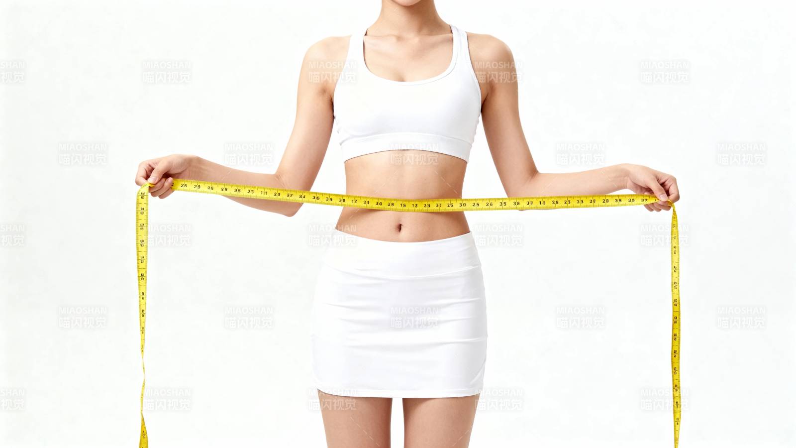 健身女性测量腰围图片