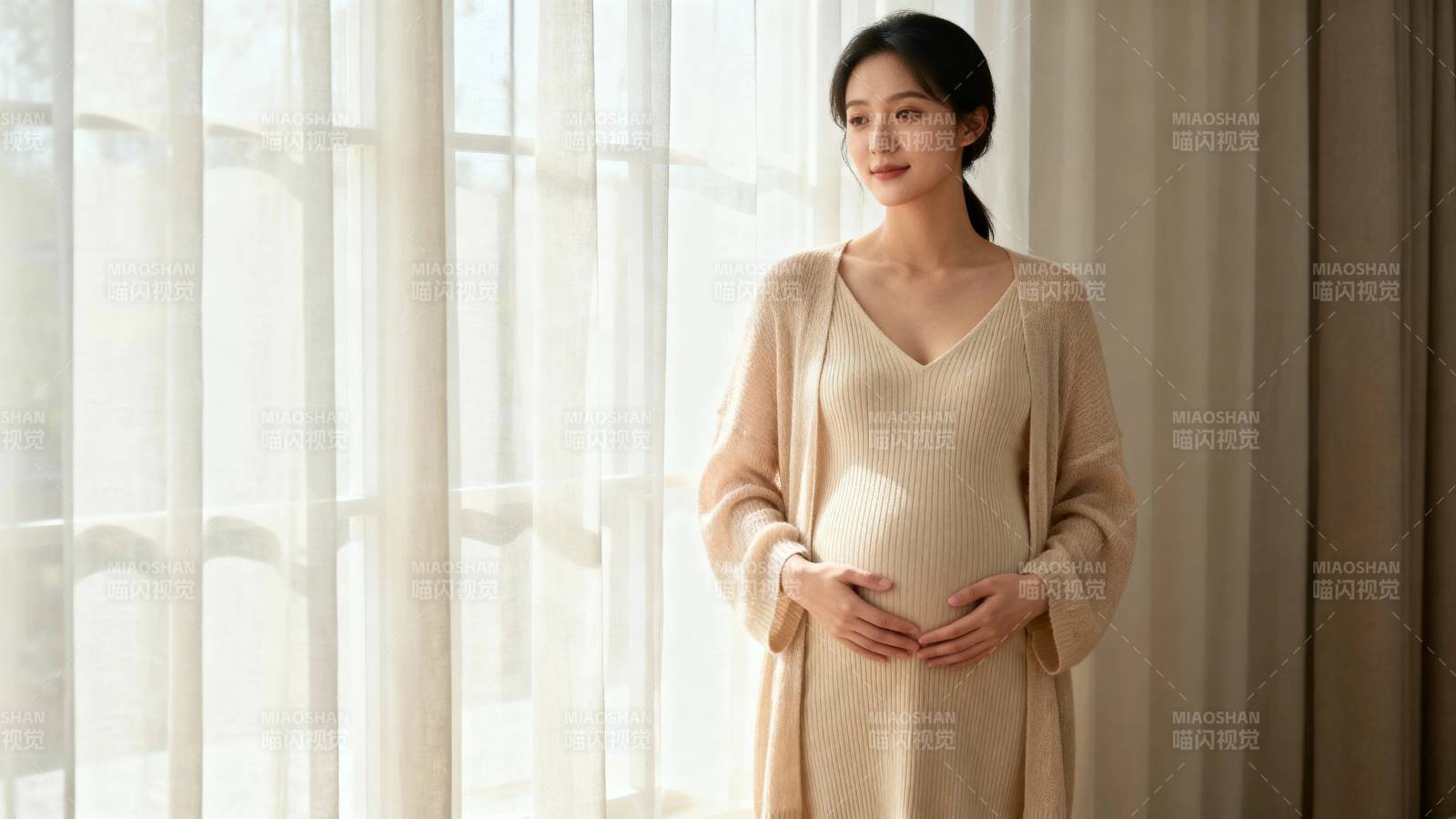 孕妈窗边轻抚腹 温柔待产时图片