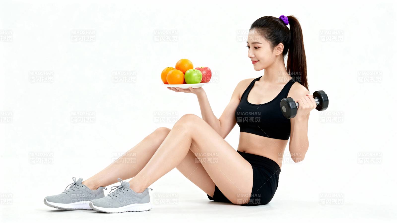 健身女孩持果哑铃坐姿图片