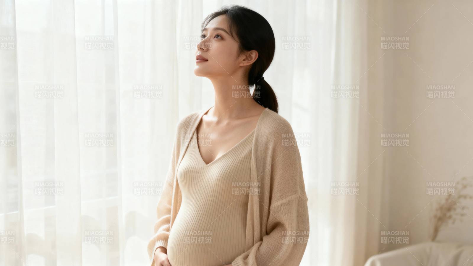 孕妈妈窗边静享晨光图片