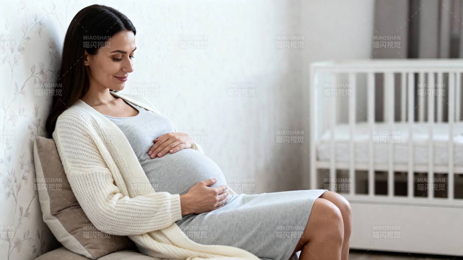 孕妈妈轻抚 belly 温馨待产图片