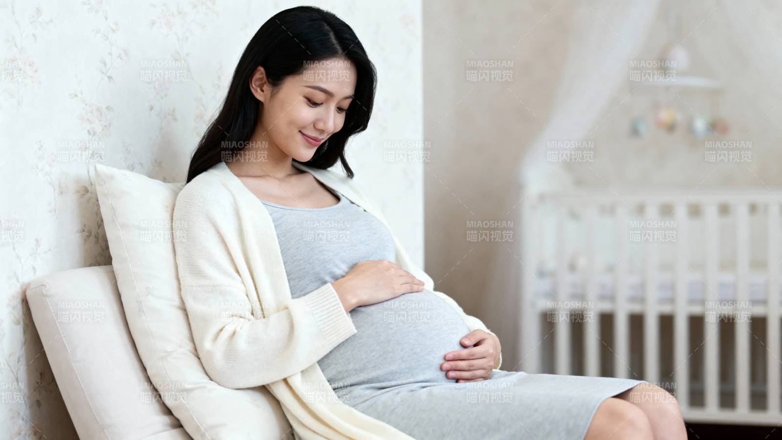 孕妈妈轻抚 belly 温馨待产时刻图片