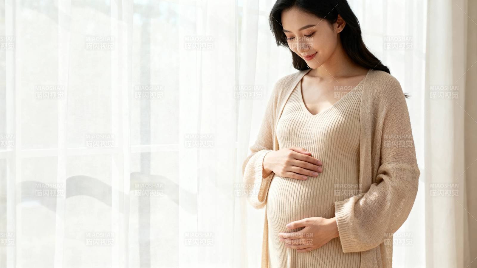 孕妈轻抚 belly 温柔待产时光图片