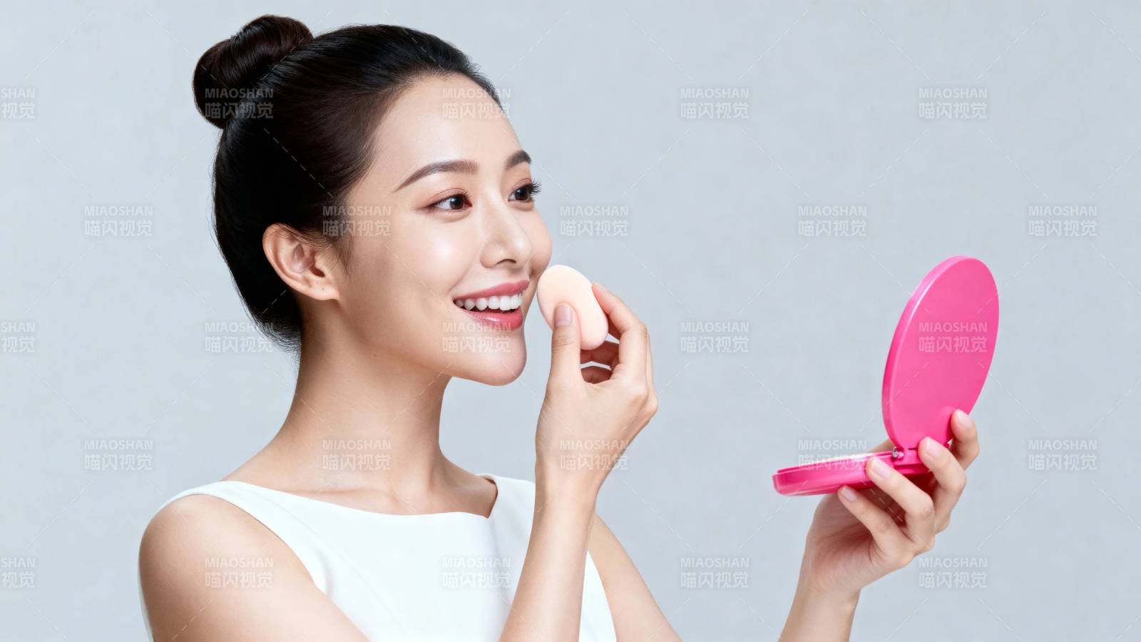 美妆达人手持粉镜上妆图片