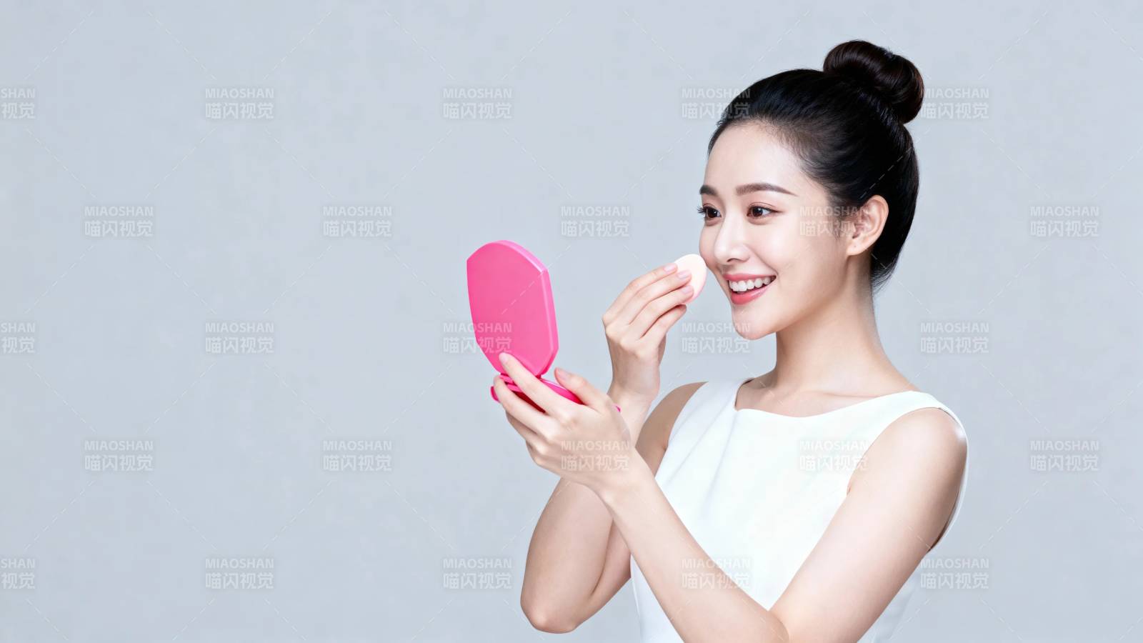 镜前微笑 妆容精致动人图片